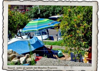 Napoli:”turisti scambiano ombrellone clochard per punto ristoro”