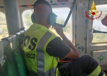 Passeggero traghetto colpito da infarto salvato con elicottero