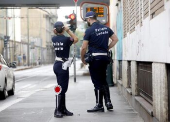 Quindicenne in bici travolto da un’auto, morto