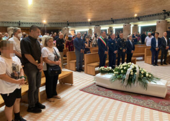 Ragazzo travolto: folla ai funerali, tanti amici di Giovanni