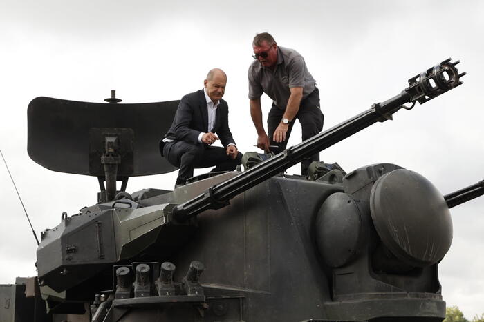 Scholz in piedi su un panzer Gepard, ‘sostegno all’Ucraina’