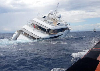 Yacht affonda, occupanti salvati da Guardia costiera
