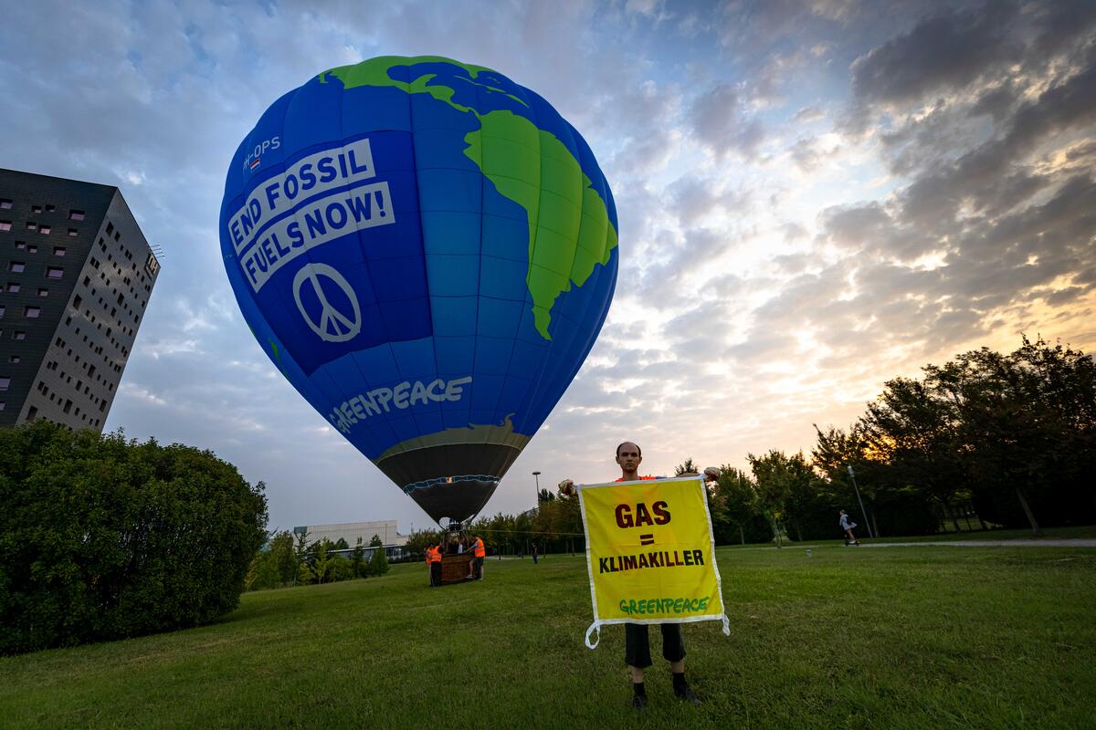 Greenpeace interrompe Gastech, la fiera mondiale del gas a Milano: «il gas non è green, basta pubblicità di fonti fossili che inquinano il pianeta»