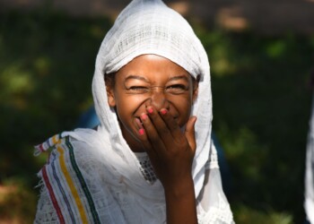 “Sorridi è gratis!”: nuovo appuntamento con la mostra che porta in scena sorrisi e racconti dal mondo