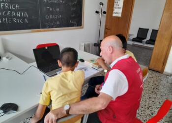 Dalle missioni umanitarie al volontariato con il CISOM, la storia di Paolo che insegna italiano ai piccoli profughi afghani e ucraini