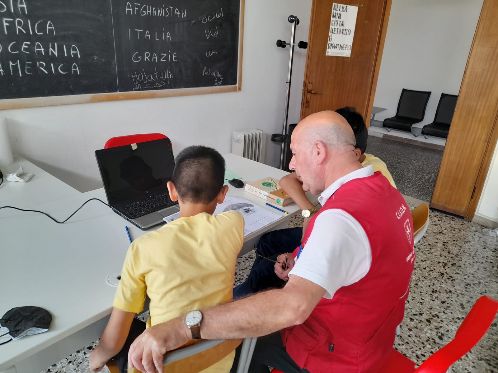 Dalle missioni umanitarie al volontariato con il CISOM, la storia di Paolo che insegna italiano ai piccoli profughi afghani e ucraini