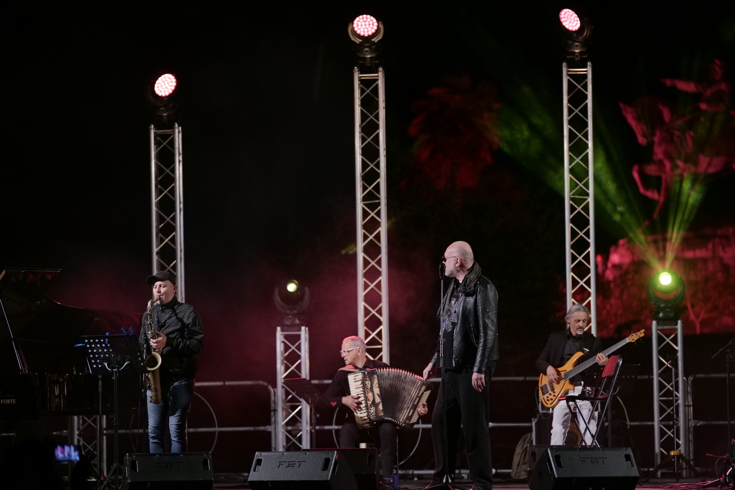 Mario Biondi apre il premio internazionale della fisarmonica: la trascinante energia del soul man in un concerto da tutto esaurito