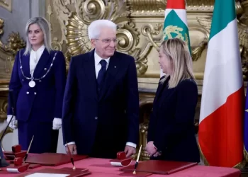 Dopo il giuramento al Quirinale la premier Meloni e tutti i ministri si sono messi in posa per la foto di rito con il Capo dello Stato.