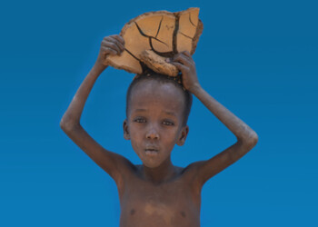 “THE LAST DROP”: la mostra fotografica che, attraverso oltre 100 scatti, racconta i drammi e i conflitti sociali del nostro tempo