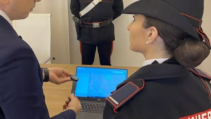 uno smartwatch collegato ai carabinieri per chiedere aiuto in caso di aggressione