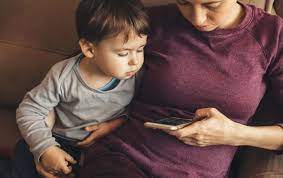 Tra coccole e abbracci vince lo smartphone