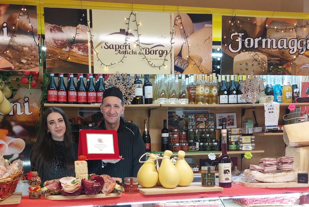 Così, sotto la guida del padre, ha deciso di aprire una bottega di prodotti tipici locali e siciliani “I Sapori antichi del Borgo” ora la sua attività