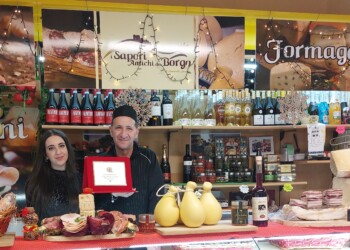 Così, sotto la guida del padre, ha deciso di aprire una bottega di prodotti tipici locali e siciliani “I Sapori antichi del Borgo” ora la sua attività
