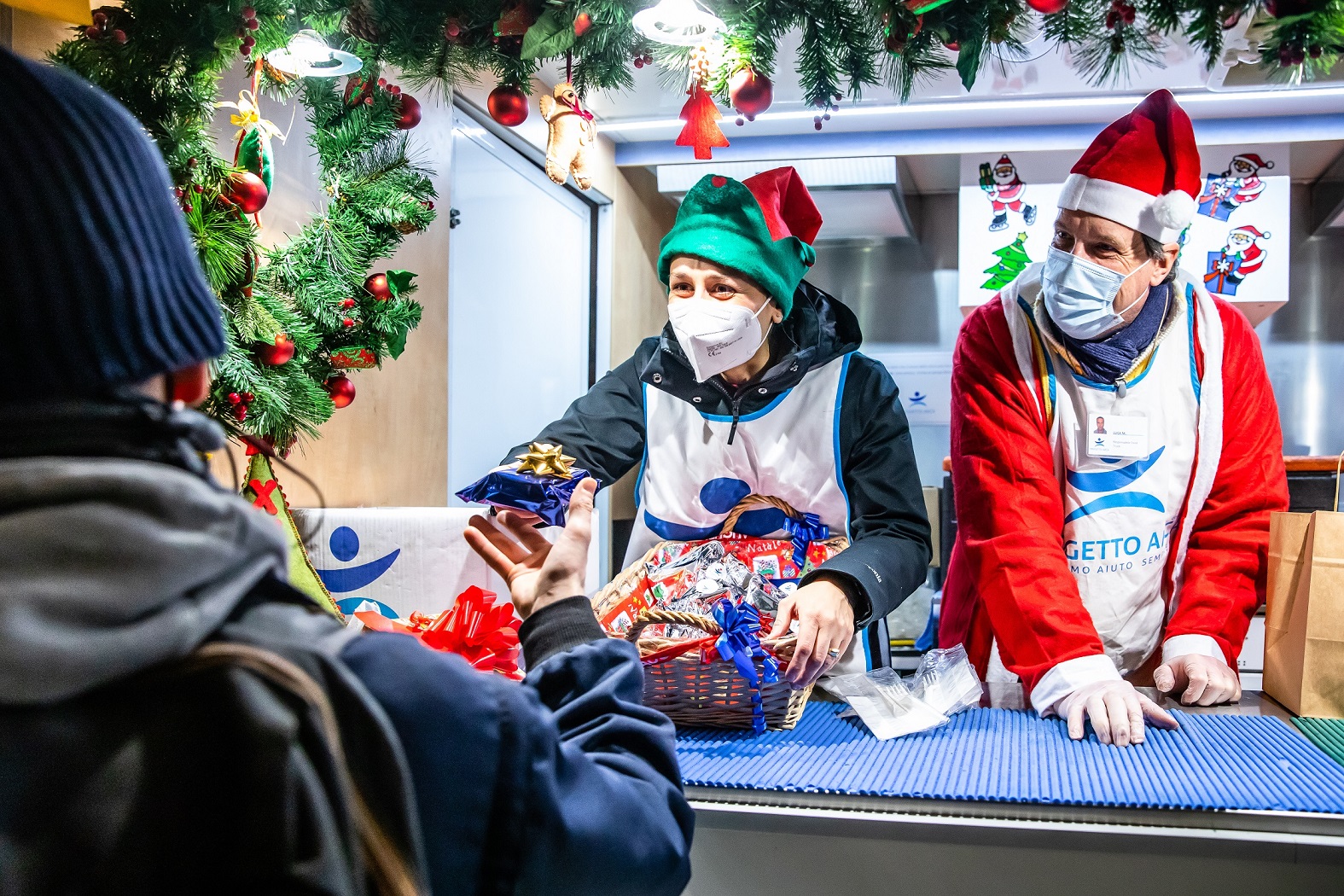 Natale di Progetto Arca sempre a fianco dei più fragili: cene calde in strada con menù speciali in 7 città e carrellini della spesa con cibi natalizi per le famiglie
