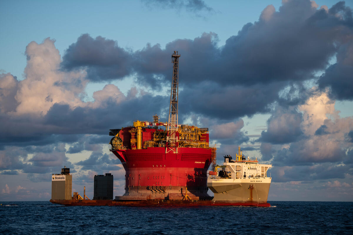 Attivisti di Greenpeace International occupano piattaforma di Shell in rotta verso giacimento petrolifero per chiedere giustizia climatica