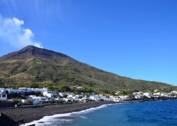 Grande raduno di poeti a Stromboli. L’isola abbraccia la scritta parola