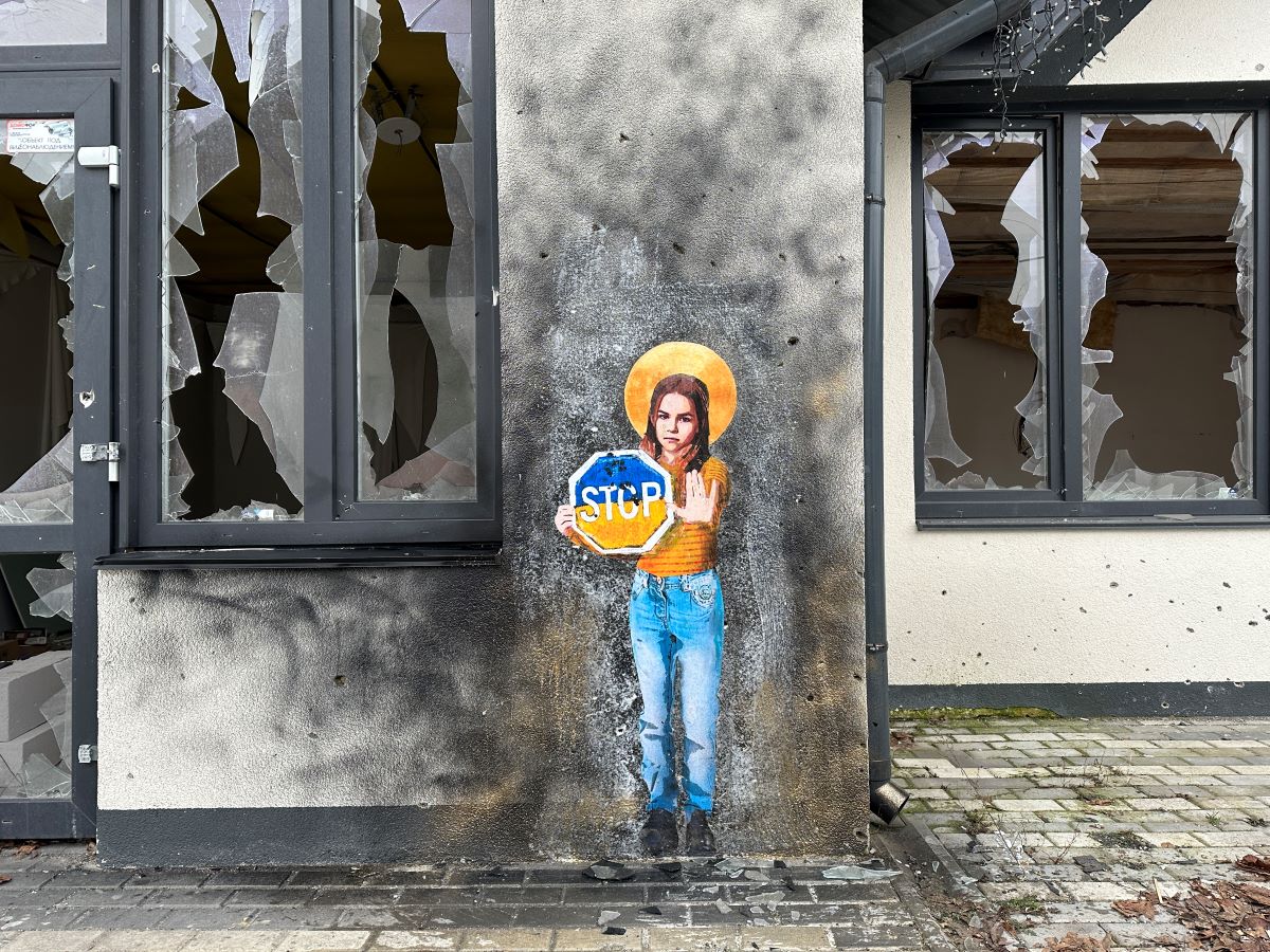 A un anno dall’invasione russa, le opere di Tvboy e Fondazione CESVI lanciano un messaggio di pace