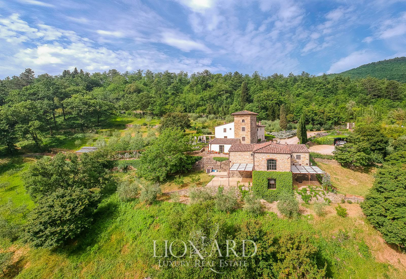 Venduta la storica casa colonica di Dante Alighieri alle porte di Firenze, oltre le colline di Fiesole