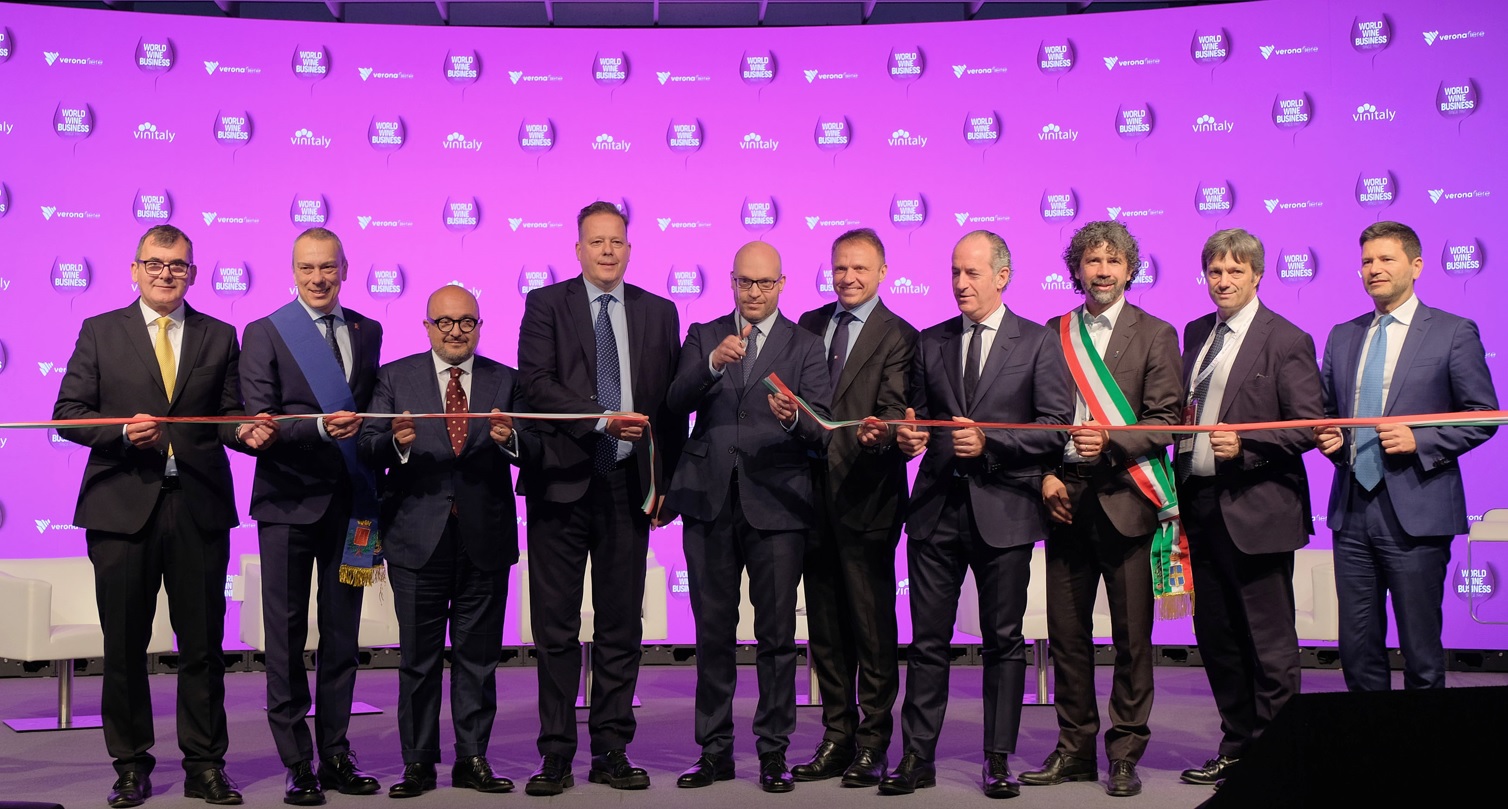 Inaugurato Vinitaly 2023: le istituzioni incoronano Verona capitale italiana del sistema vino