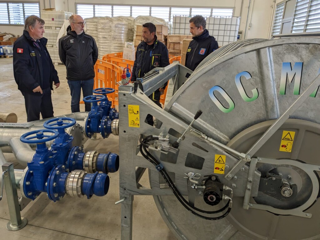 Il vicegovernatore Riccardo Riccardi e i vertici della Protezione civile Fvg davanti alla macchina per l'aspirazione delle acque