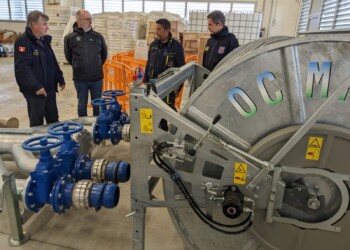 Il vicegovernatore Riccardo Riccardi e i vertici della Protezione civile Fvg davanti alla macchina per l'aspirazione delle acque