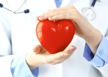 La stenosi aortica è una patologia causata dal restringimento della valvola aortica che determina un ostacolo al flusso di sangue dal cuore verso il resto del corpo.