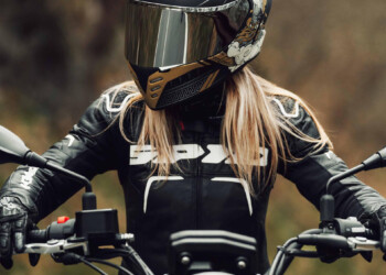 Il casco Connor, in termoplastica HRT, prevede tre calotte che coprono dalla XS alla XXL, per adattarsi a diverse conformità craniche