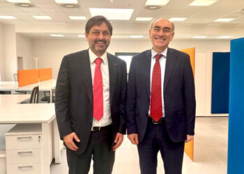 La visita di stamani allo stabilimento di Acerra (Napoli) di Tea Teak Group dell’amministratore delegato di Schneider Electric Aldo Colombi rafforza l’evoluzione