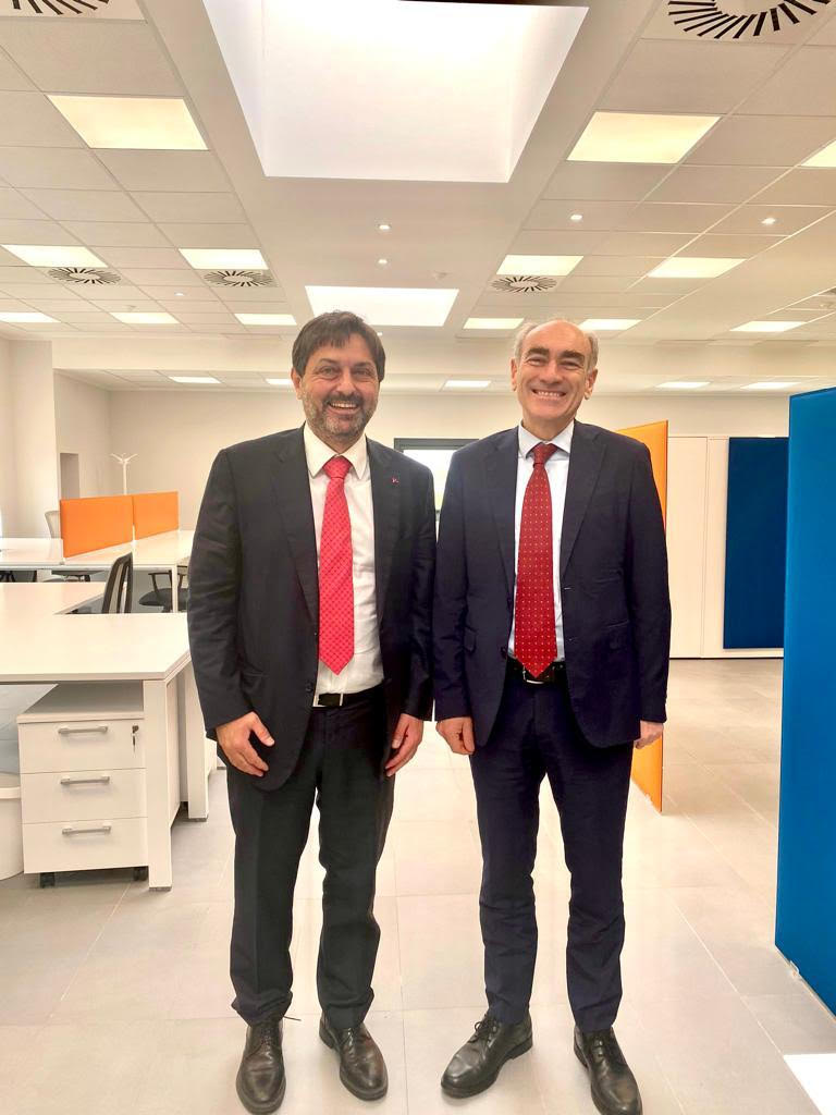 La visita di stamani allo stabilimento di Acerra (Napoli) di Tea Teak Group dell’amministratore delegato di Schneider Electric Aldo Colombi rafforza l’evoluzione