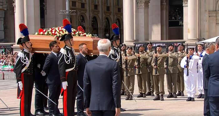 L'ultimo saluto a Silvio Berlusconi, all' ex Premier, all'uomo che ha dato tanto alla politica, al cinema, alla televisione e alla sua carissima famiglia.