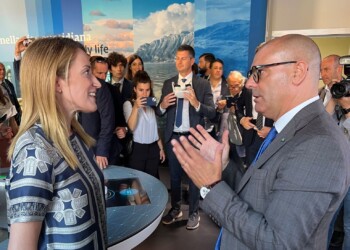 Metaverso, Metsola con i giovani tour virtuale nella sala Pleanaria dell’Europarlamento