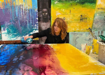 «Chiudi gli occhi»: dalle parole del poeta romantico Nâzım Hikmet, la mostra della romana Giusy Lauriola, da Artètika