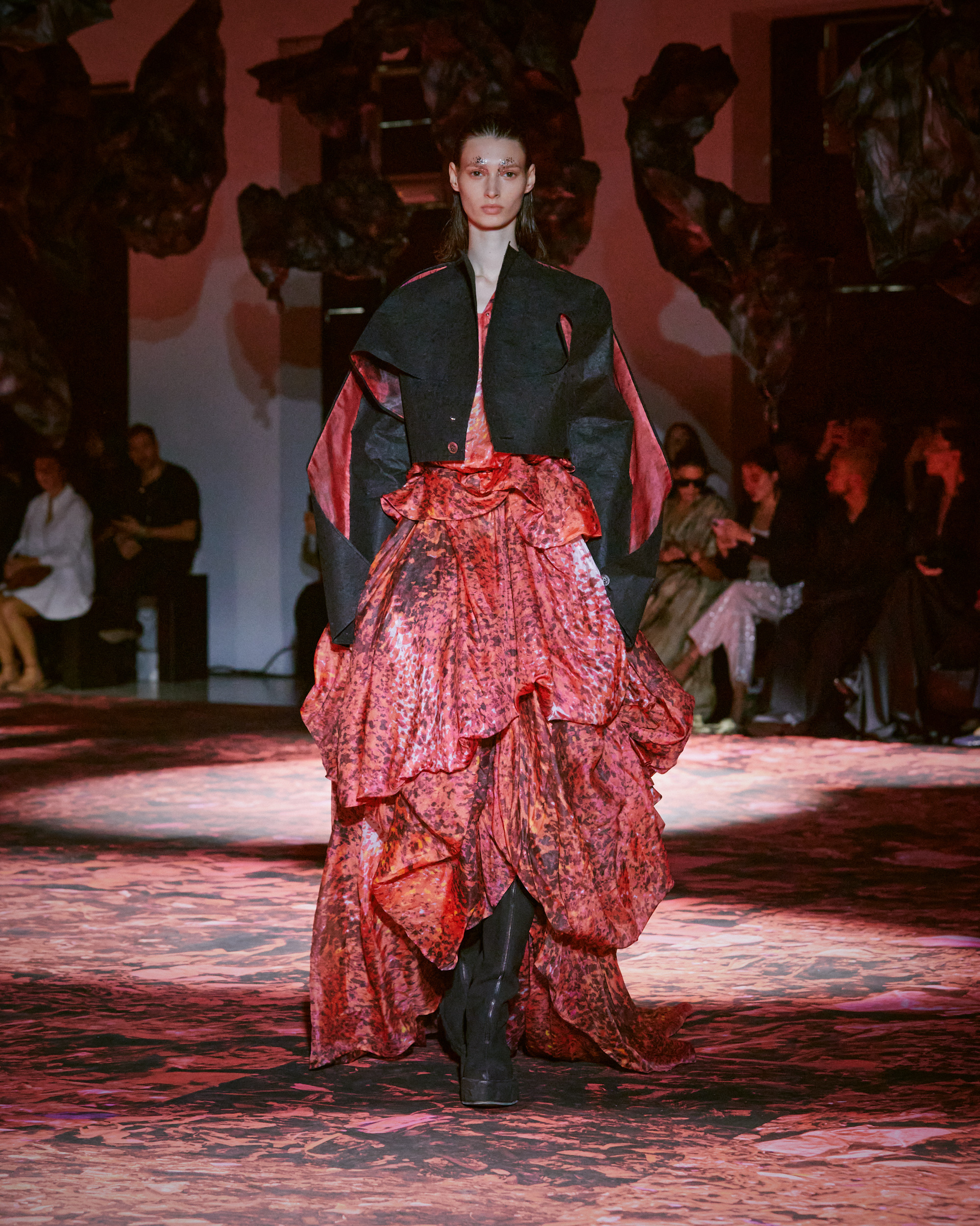 Epson e lo stilista Yuima Nakazato rivelano il futuro della moda sostenibile alla Paris Fashion Week