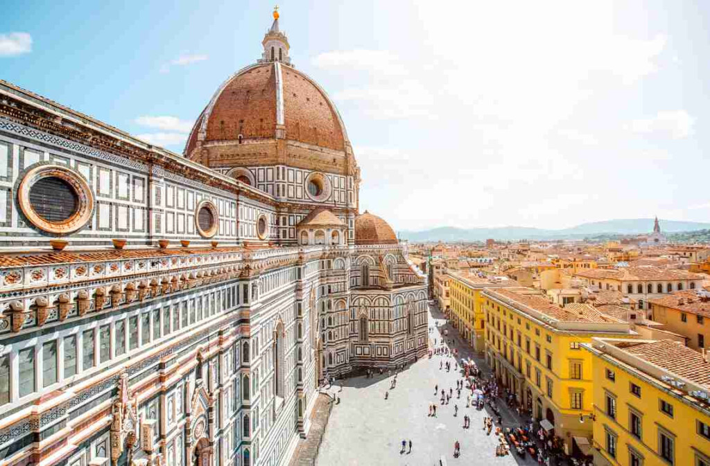 Firenze è una città di pietra solo a prima vista, tra gli edifici, i palazzi storici ed i musei si nascono tante oasi verde ricche di alberi