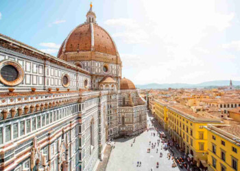 Firenze è una città di pietra solo a prima vista, tra gli edifici, i palazzi storici ed i musei si nascono tante oasi verde ricche di alberi