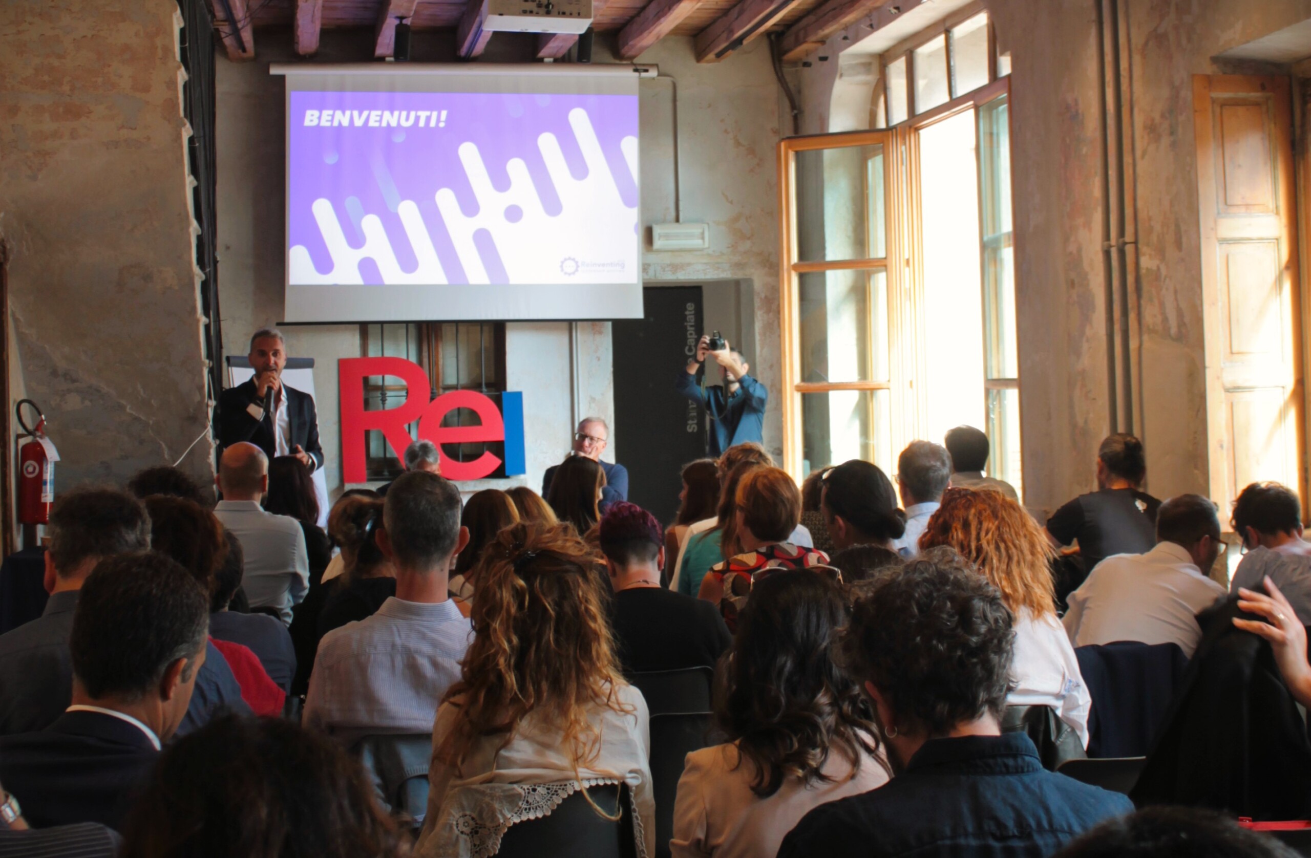 Italiani sempre più generosi e digitali, ma diminuiscono i potenziali donatori