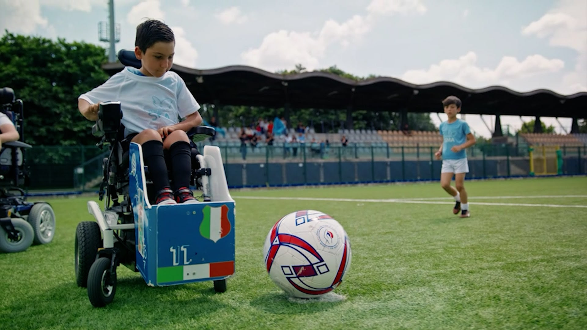Famiglie SMA: Fabio Caressa scende in campo per “Tutta un’altra SMA”, la campagna fino all’8 ottobre
