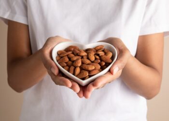 Una nuova ricerca rivela: consumare spuntini a base di mandorle può aiutare nella gestione del peso