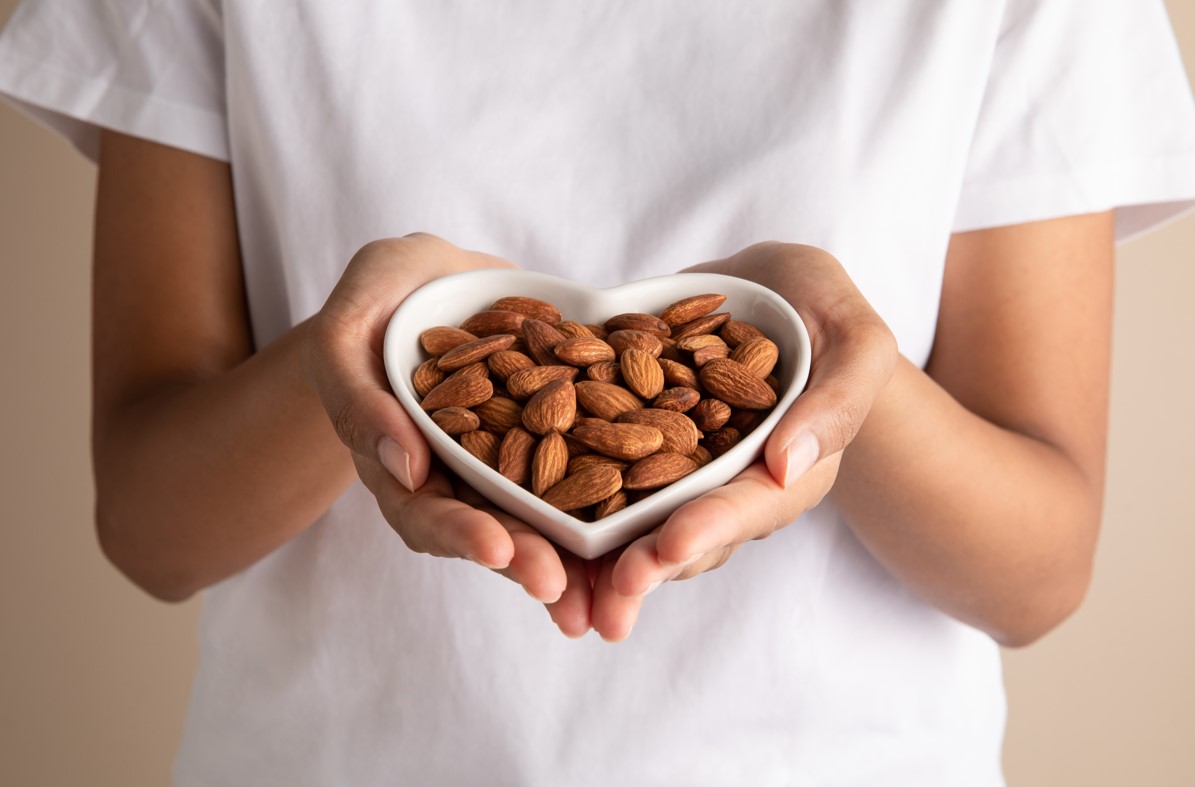 Una nuova ricerca rivela: consumare spuntini a base di mandorle può aiutare nella gestione del peso