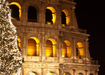 Roma, Parigi, Londra, Tokyo, New York, Berlino, Nuova Delhi e la Lapponia saranno le mete di un viaggio che include anche sei spettacoli con musiche e sceneggiature