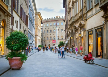 Saldi a Firenze: Esperienza di shopping unica nella capitale della moda