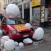 Cambiamento climatico: un’auto distrutta da giganteschi chicchi di grandine è la provocazione portata da CESVI e Factanza alla Milano Fashion Week