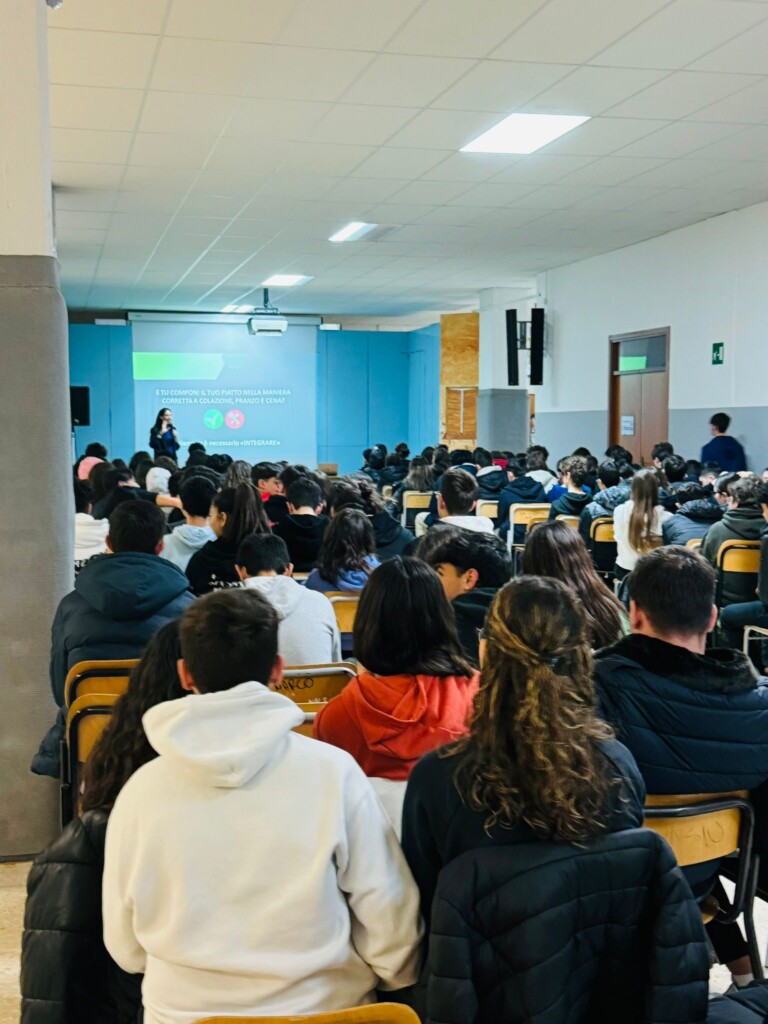 Nel corso degli incontri di educazione sanitaria a scuola, i giovani farmacisti hanno spiegato agli studenti le conseguenze dell’abuso di alcol