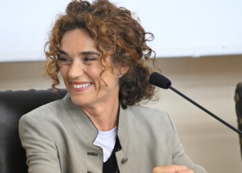 La frizzante penna di Valeria Corciolani torna con il giallo “Abbaiare alla luna”