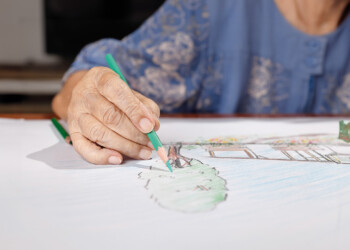 Airalzh porta l’arte nella cura della malattia di Alzheimer, grazie al primo bando “Art Therapy”