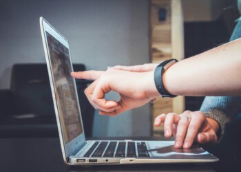 Alfabetizzazione digitale e divario generazionale, serve la democratizzazione dell’informatica