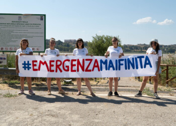 Blitz di Goletta dei laghi sul lago di Pergusa, in Sicilia, con lo striscione #Emergenzamaifinita