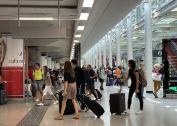 possono seguire quanto disciplinato dal Regolamento Europeo 261/2004 e chiedere successivamente, qualora non riprotetti dal vettore aereo, il rimborso di tutti costi sostenuti per raggiungere Catania.