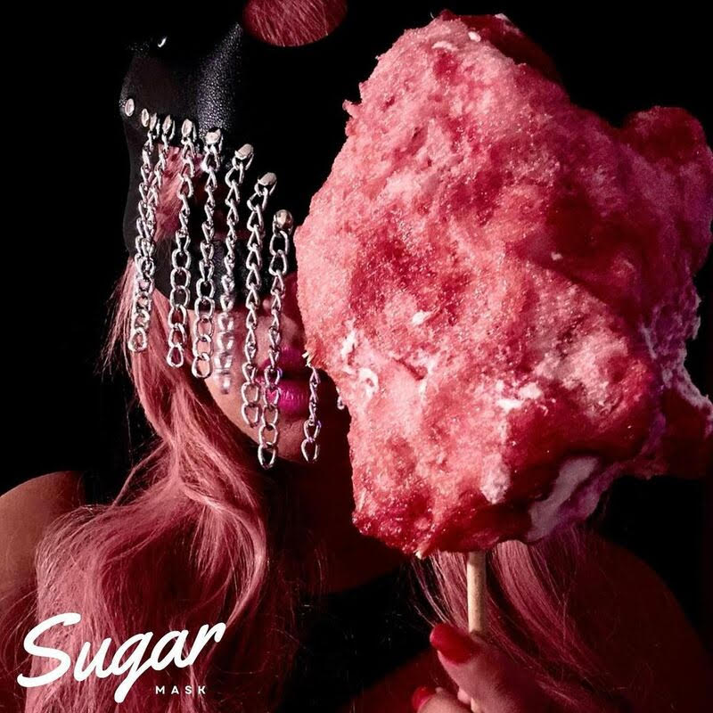 “Sugar Mask” rappresenta una ventata d’aria fresca, un progetto che punta tutto sulla qualità dei contenuti e sulla profondità dei messaggi