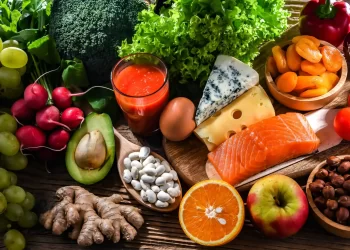 I cibi che non aiutano a produrre spermidina sono i cibi processati, le carni lavorate, gli alimenti ricchi di zuccheri, grassi, fritti e l’alcol.